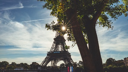 Parijs gaat de helft van 140.000 bovengrondse parkeerplaatsen schrappen tegen 2026.