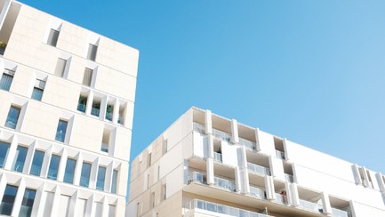 Antwerpen start met de renovatie van appartementsgebouwen om klimaatdoelen te halen.