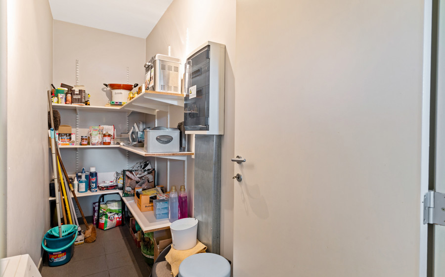 Gelijkvloerse verdieping te koop in Merksem